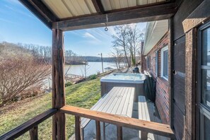 Terrace/patio - Waterfront with Hot tub and Dock, across from State Park boat Launch (Dublin)