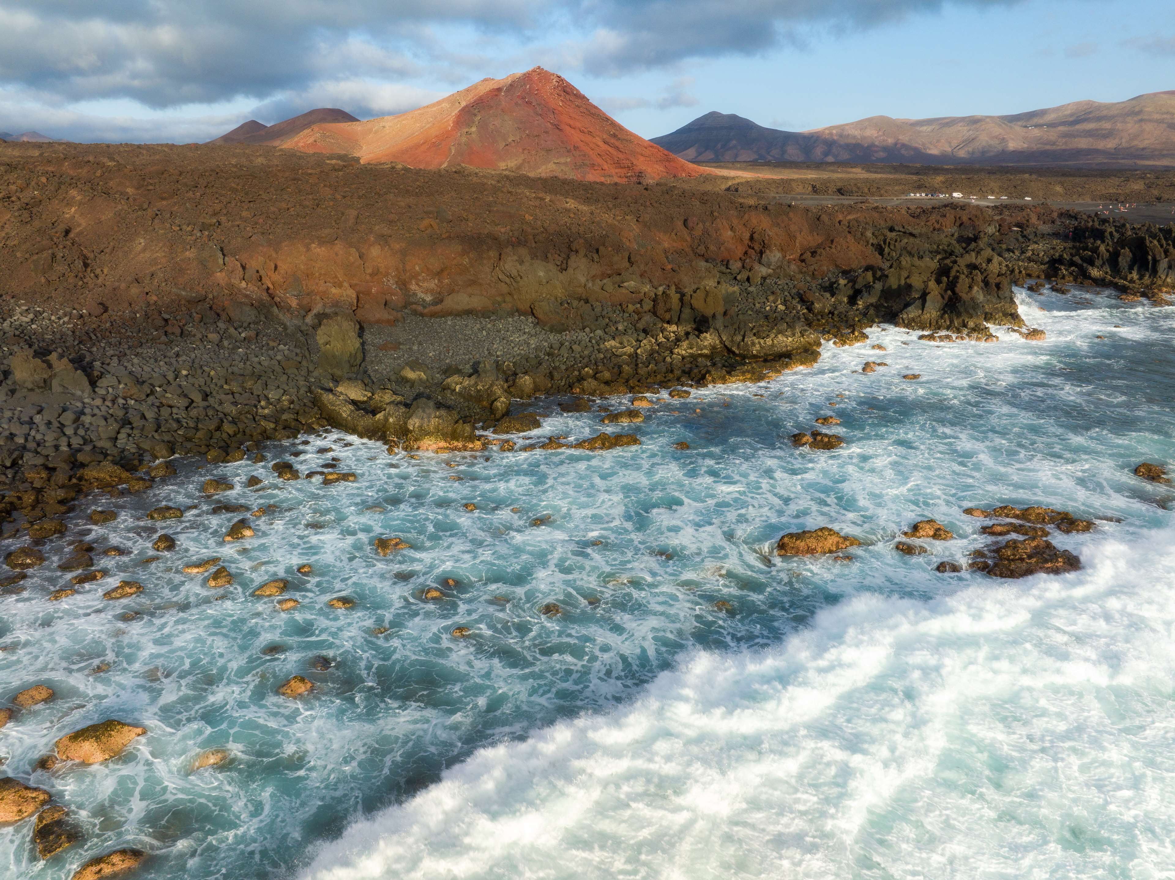 Un río con terreno rocoso y montañas al fondo.
