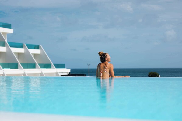 4 albercas al aire libre, sombrillas en la alberca y camastros 