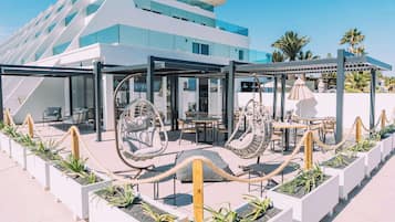 4 barer/lounger, lobbylounge og tapasbar