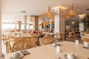 فطور كامل مجانًا يوميًا