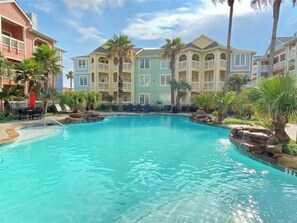 Utendørsbasseng og et oppvarmet basseng