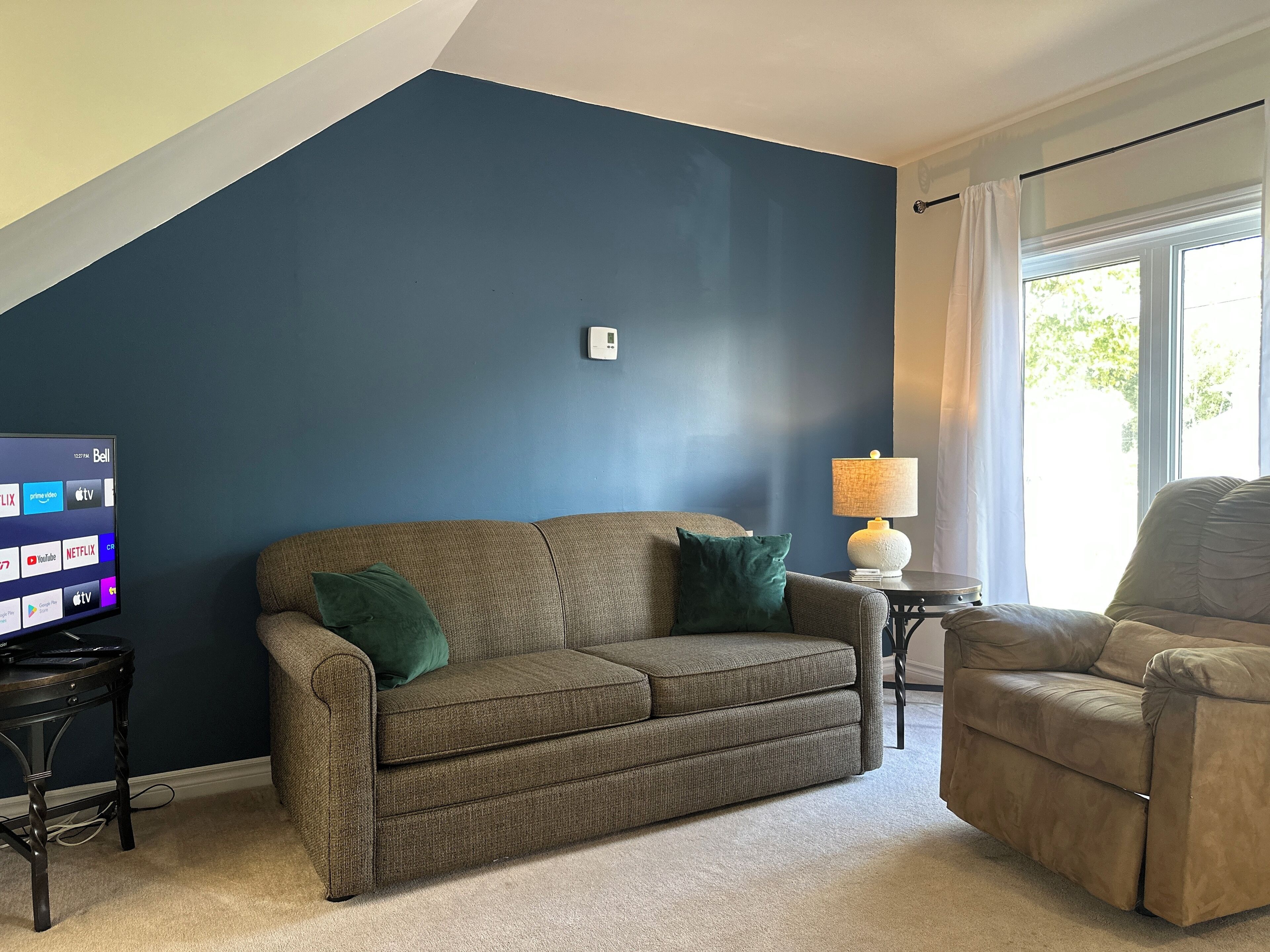 Älytelevisio, takka, kirjoja, tulostin