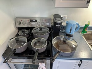 Fridge, microwave, oven, stovetop - Perfectly Centered, Close to everything the West Coast has to offer! (Pasadena)