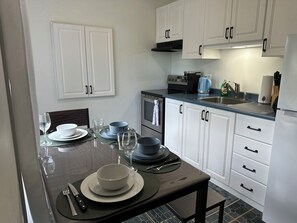 Fridge, microwave, oven, stovetop - Perfectly Centered, Close to everything the West Coast has to offer! (Pasadena)