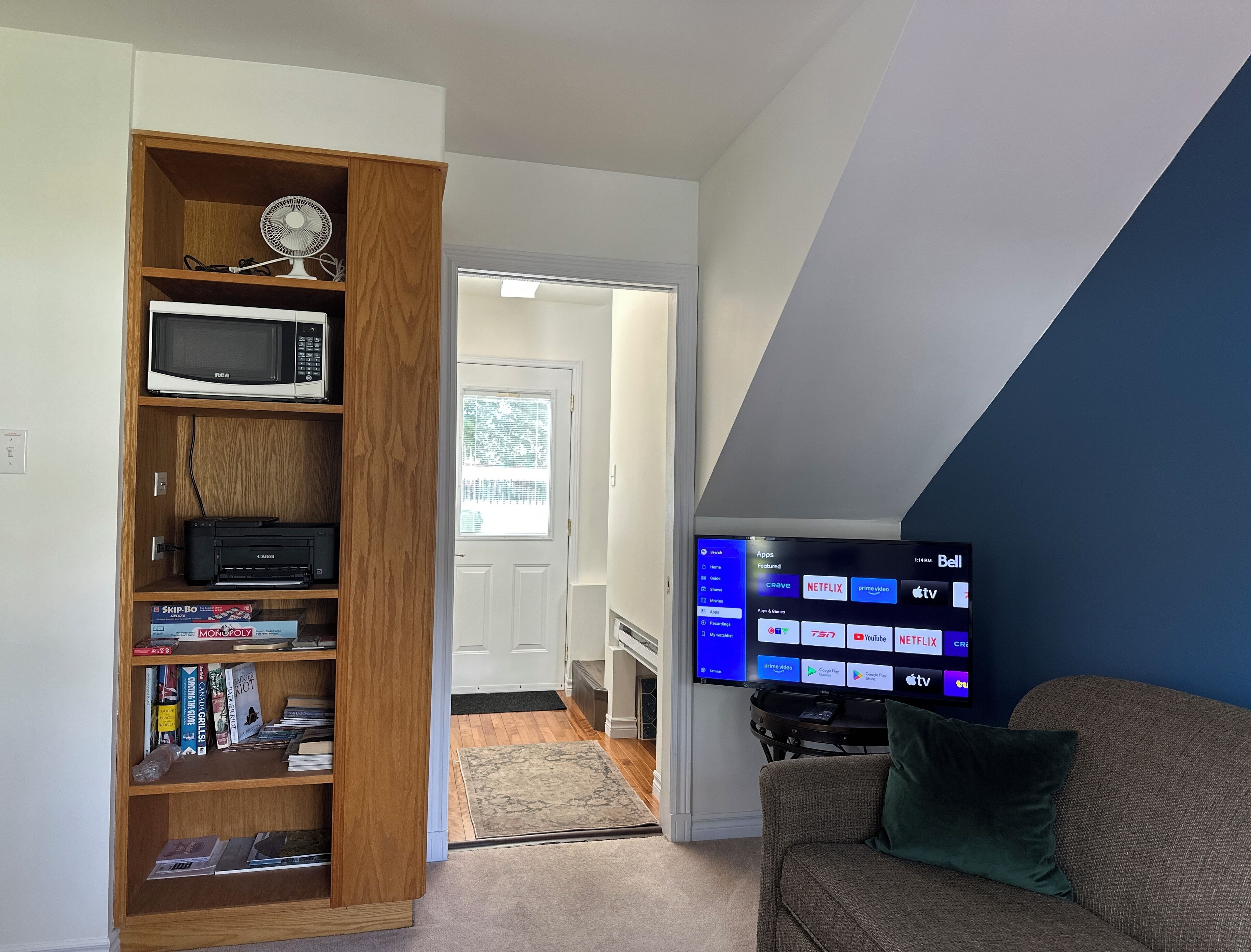 Älytelevisio, takka, kirjoja, tulostin