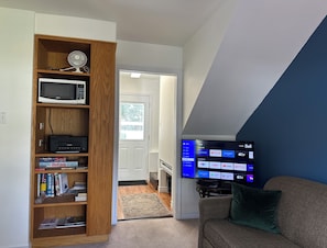 Smart TV, fireplace, books, printers - Perfectly Centered, Close to everything the West Coast has to offer! (Pasadena)