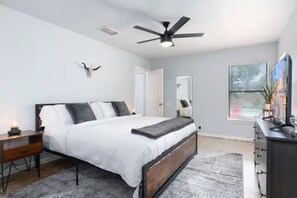 3 bedrooms, desk, iron/ironing board, free WiFi