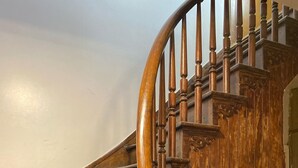 Una escalera de madera con barandilla curva y peldaños de madera.
