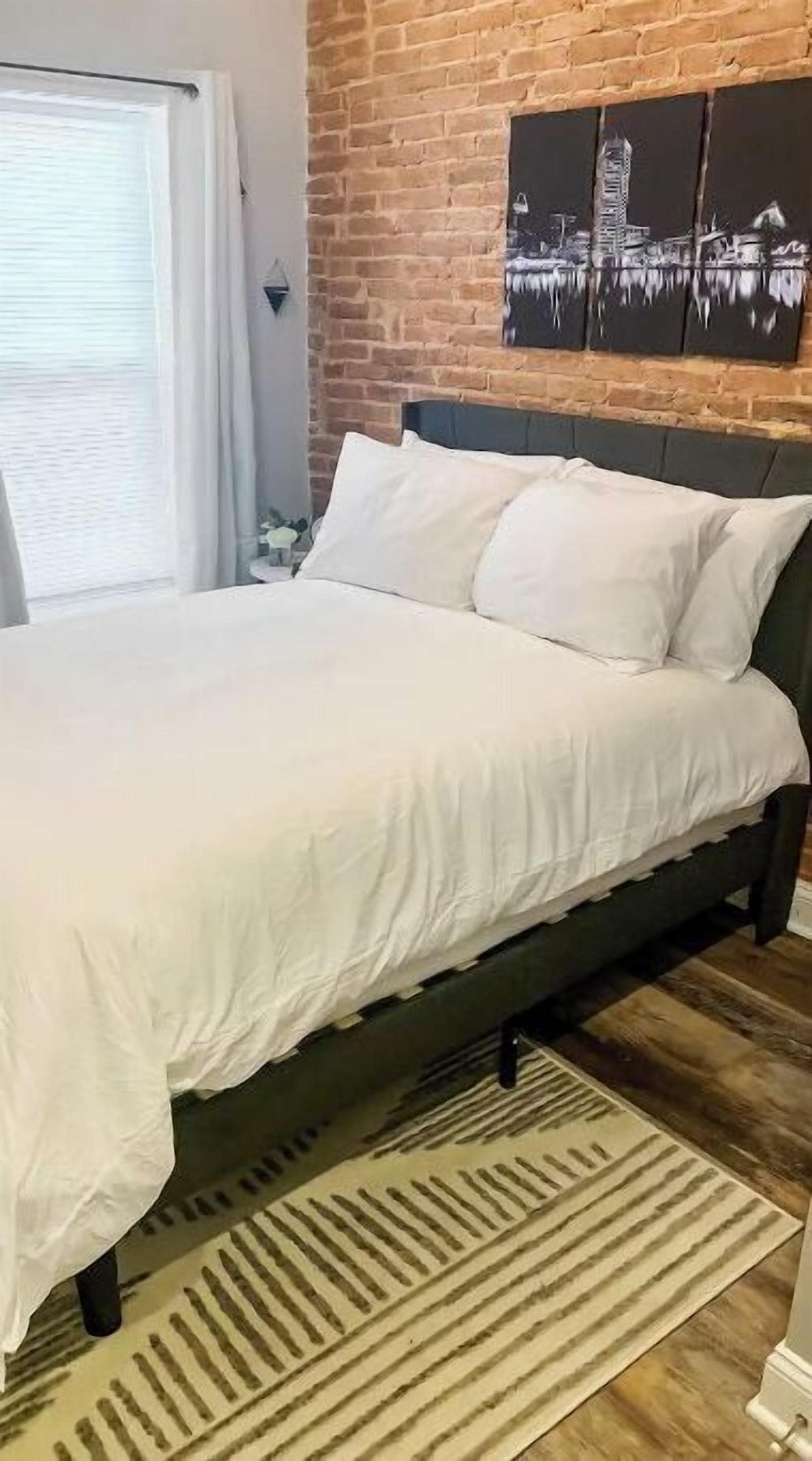 2 makuuhuonetta, tallelokero huoneessa, silitysrauta/-lauta