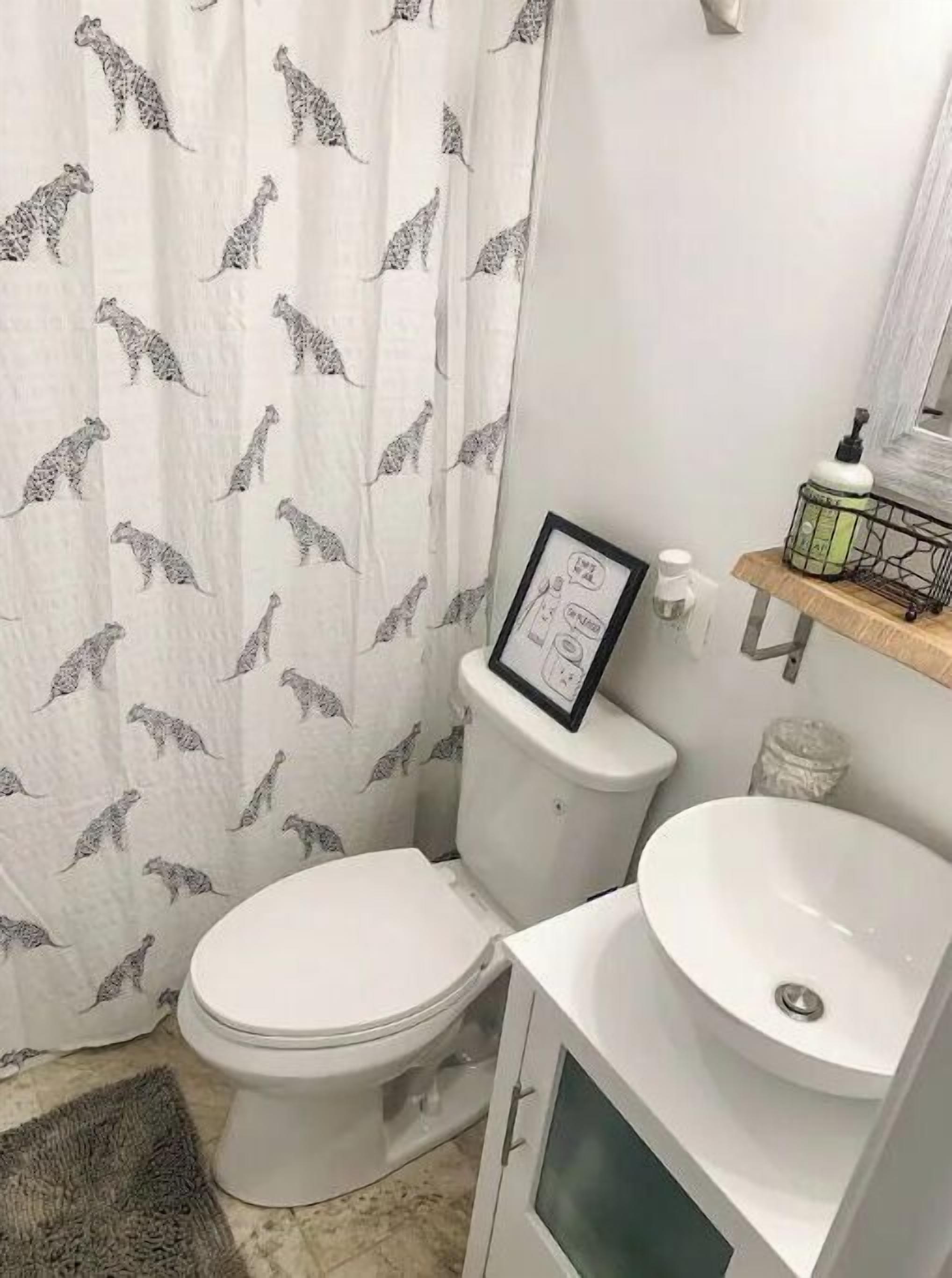 Suihku, hiustenkuivaaja, pyyhkeet, saippua