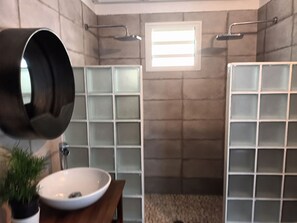 Douche, sĂšche-cheveux, serviettes fournies, papier toilette