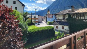 A mountain village with traditional buildings, a clear sky, and a view of the mountains. - Apartment Frieda by Interhome (Landeck)