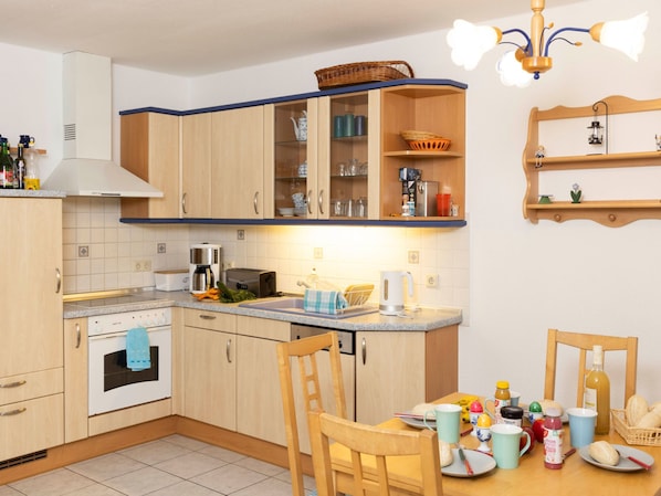 Fridge, oven, dishwasher, cookware/dishes/utensils