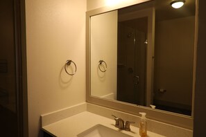 Dusj, hårføner, håndklær og såpe
