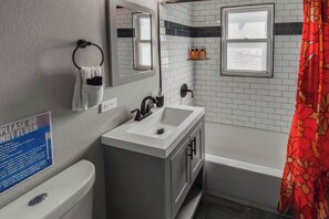 Bañera, secador de pelo, toallas