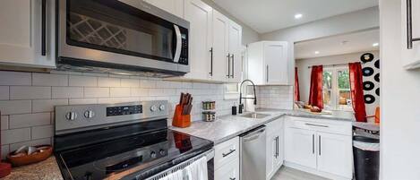 Kjøleskap, mikrobølgeovn, ovn og kokeplater