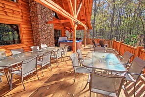 Outdoor dining - Dogwood Lane Lodge- sleeps up to 18 -Hocking Hills (Logan)