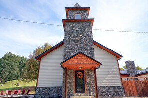 Una iglesia con fachada de piedra y puerta de madera.
