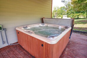 Outdoor spa tub - Chapel Valley Lodge - Unique, in the Hocking Hills (Logan)