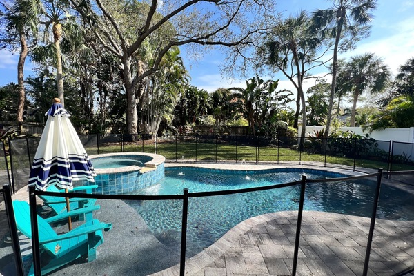 Una piscina al aire libre, una piscina climatizada