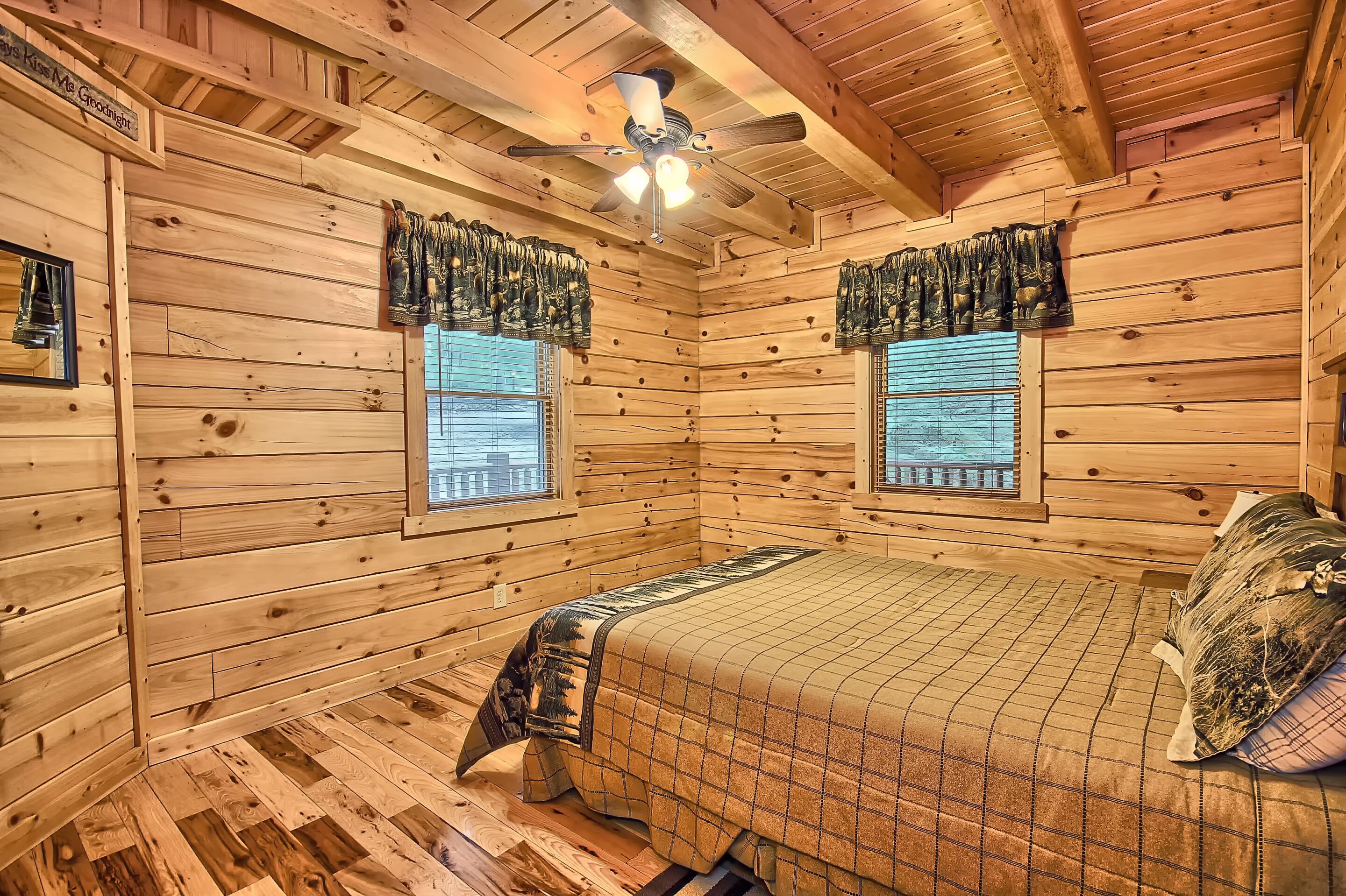 5 bedrooms, WiFi (free), bed sheets