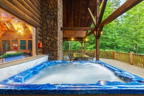 Outdoor dining - Timber Ridge Lodge - 5-BR, w/King Suite - Hocking (Logan)