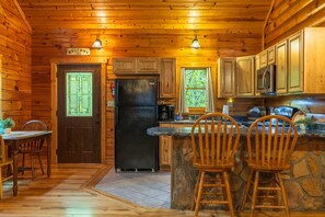 Fridge, microwave, oven, stovetop - Hunter's Retreat - Cozy Cabin, near Old Man's Cave (Logan)