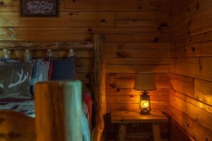 2 bedrooms, free WiFi, bed sheets - Hunter's Retreat - Cozy Cabin, near Old Man's Cave (Logan)