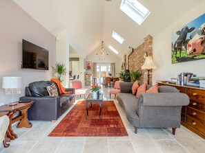 TV, fireplace - 4 bedroom accommodation in Wimborne (Wimborne)