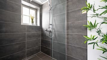 Dusche, Haartrockner, Handtücher, Shampoo