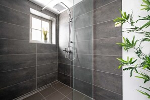 Dusche, Haartrockner, Handtücher, Shampoo