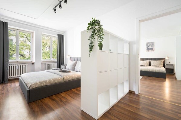 3 habitaciones, tabla de planchar con plancha, wifi y ropa de cama