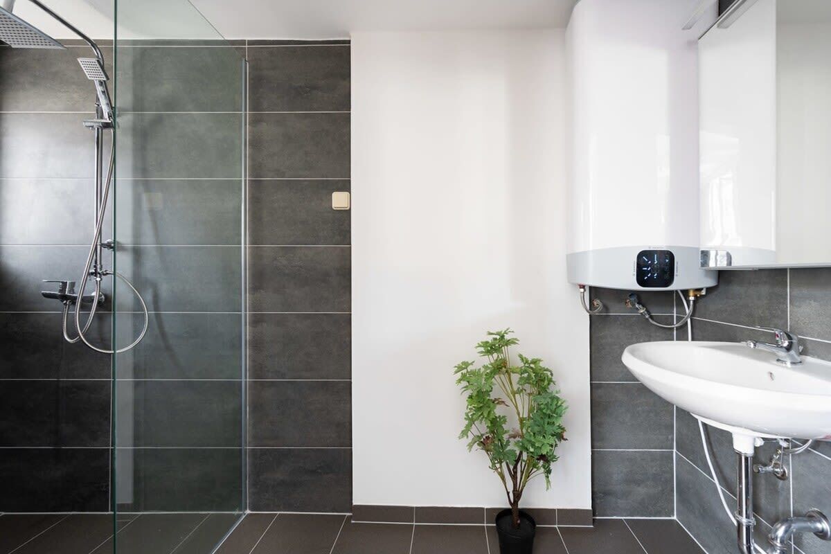 Dusche, Haartrockner, Handtücher, Shampoo