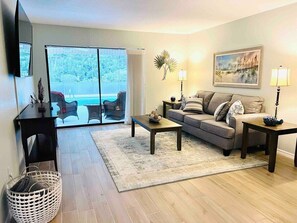 TV, video games, books, offices - Covered Heated Pool Included! Only 12 Min Drive to Beach! (Englewood)
