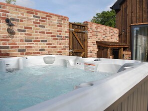 Outdoor spa tub - The Workshop - UK40448 (Wimborne)