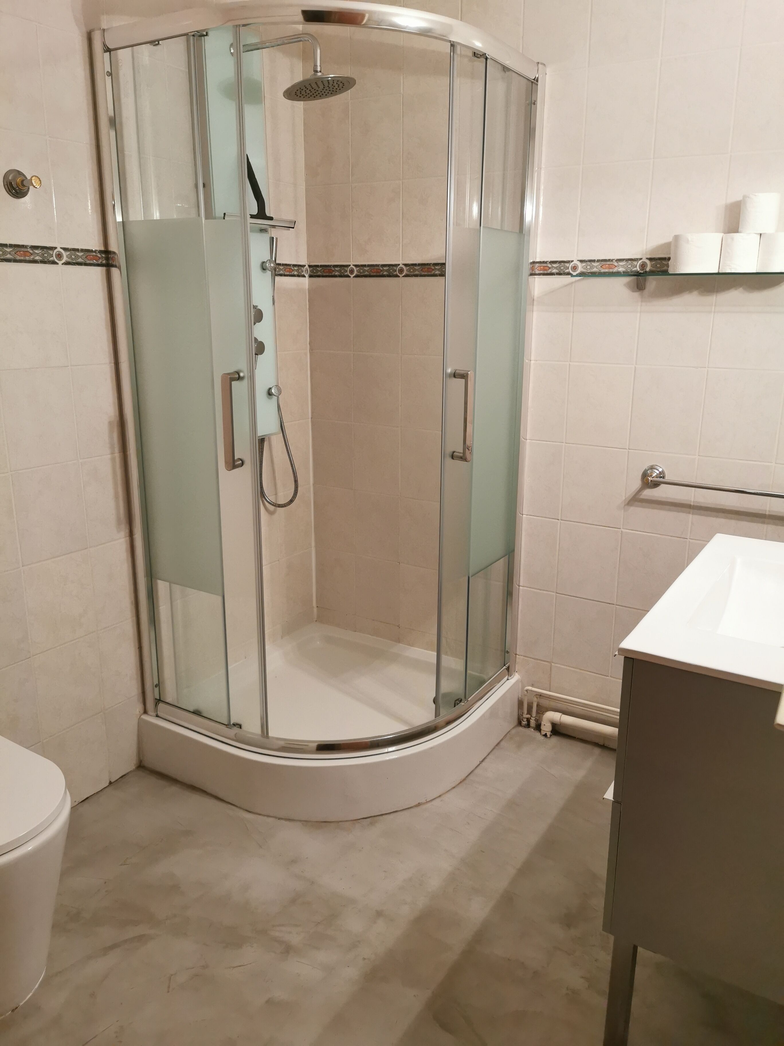 Douche, serviettes fournies, papier toilette