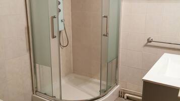 Douche, serviettes fournies, papier toilette