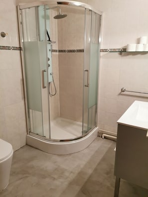 Shower, towels, toilet paper - French dog friendly gite adjacent to a farmhouse converted as a residence. (Saint-Gervais-d'Auvergne)