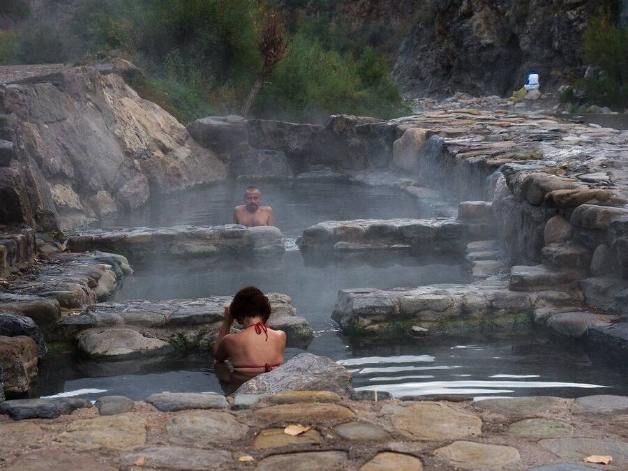Suối nước nóng