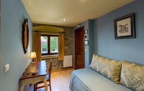 Superior Triple Room | Free WiFi, bed sheets - Hotel rural los Cerezos (Yanguas)