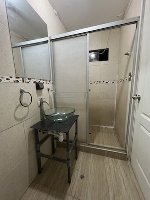 Habitación Confort con 2 camas individuales | Baño