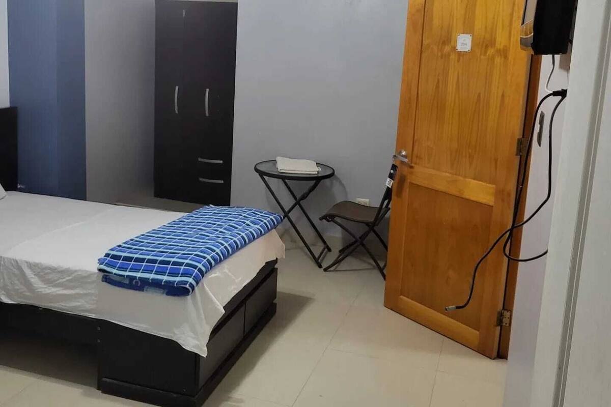 Habitación Confort con 2 camas individuales | Espacio para trabajar con laptop y wifi gratis
