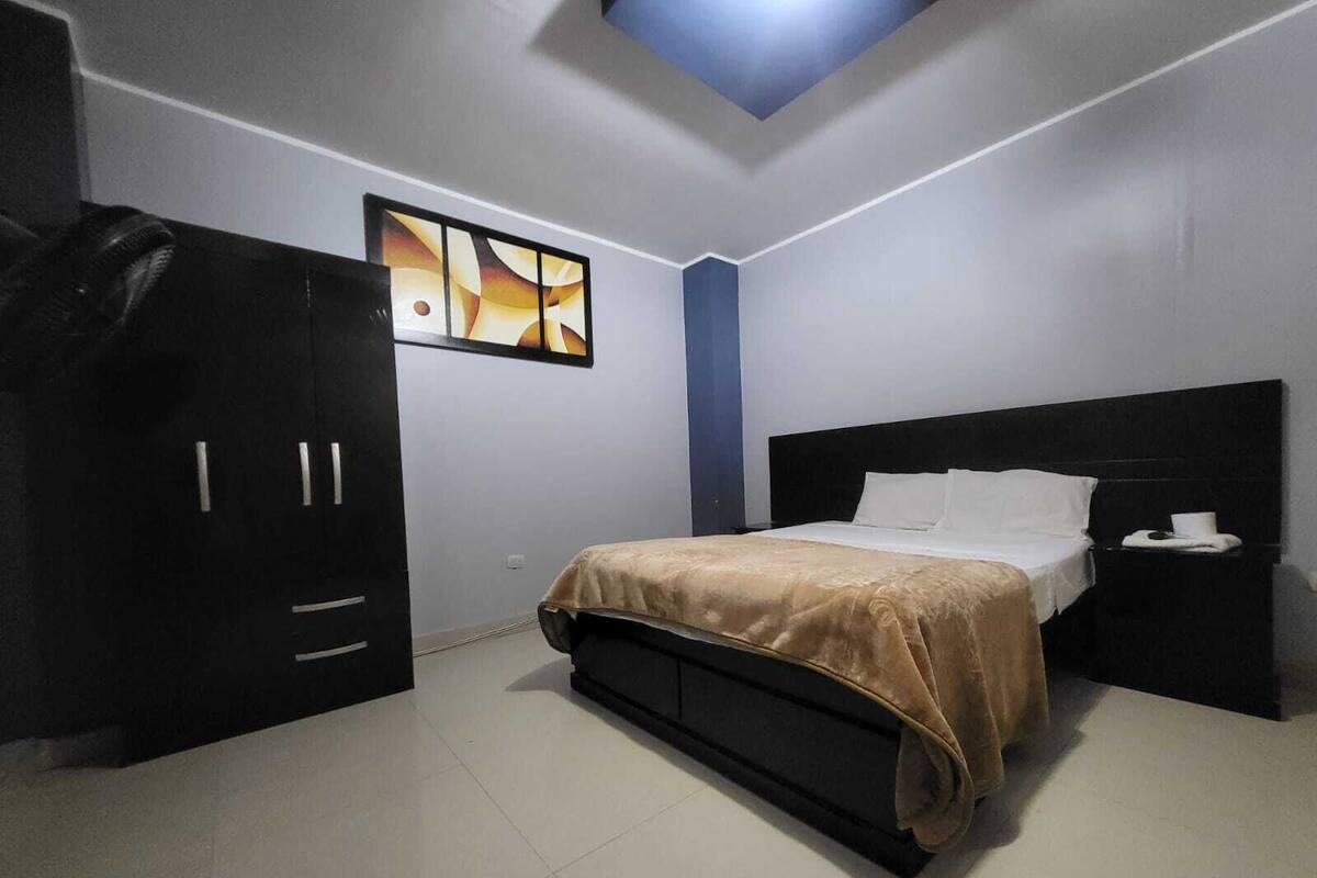 Habitación ejecutiva | Espacio para trabajar con laptop y wifi gratis