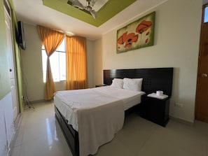 Habitación básica | Espacio para trabajar con laptop y wifi gratis