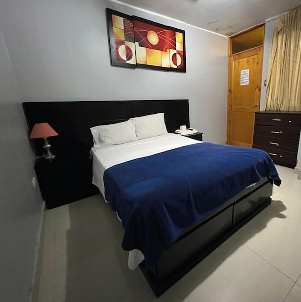 Habitación básica | Espacio para trabajar con laptop y wifi gratis