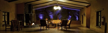 Living area. Hotel Mallku Cueva