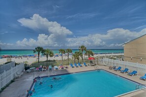 Una piscina al aire libre, una piscina climatizada