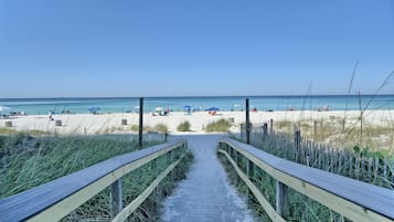 Playa en los alrededores, camastros y toallas de playa