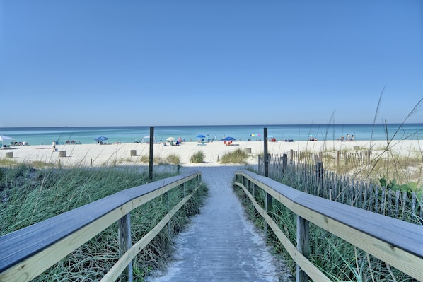 Playa en los alrededores, camastros y toallas de playa 